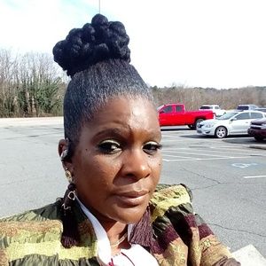 Meet your Posher, Dee